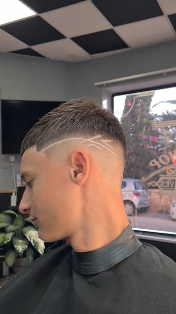 Skin fade with a curved line design by Seven17